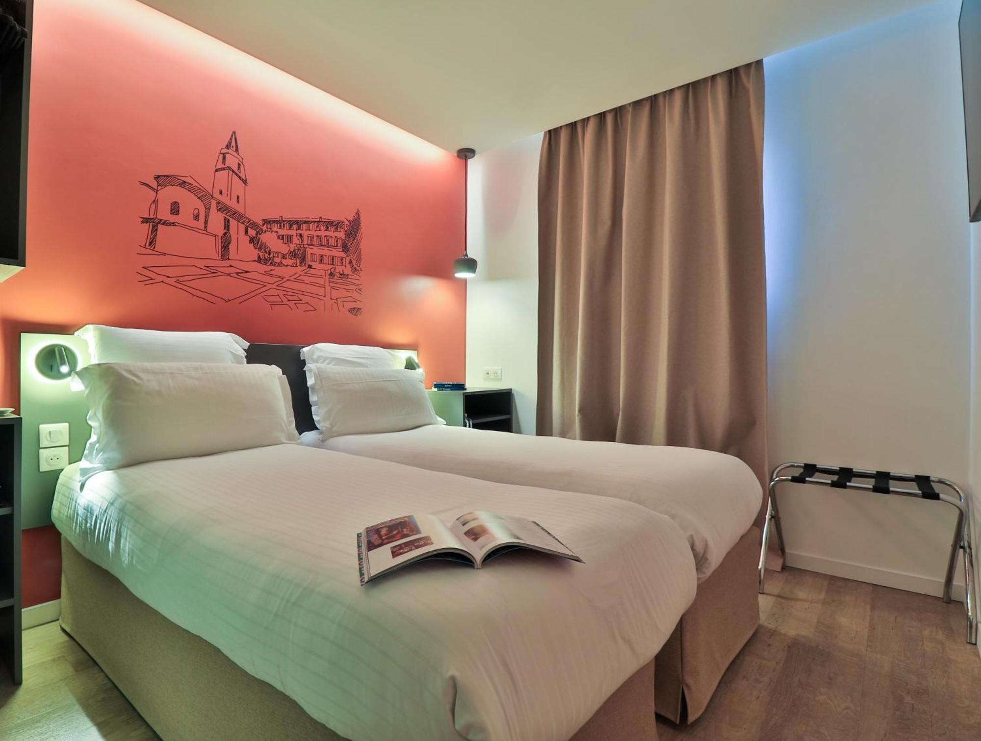 Hotel Restaurant Kyriad Fréjus מראה חיצוני תמונה