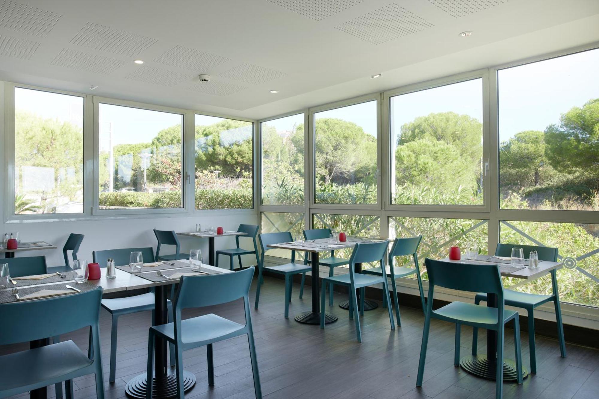 Hotel Restaurant Kyriad Fréjus מראה חיצוני תמונה
