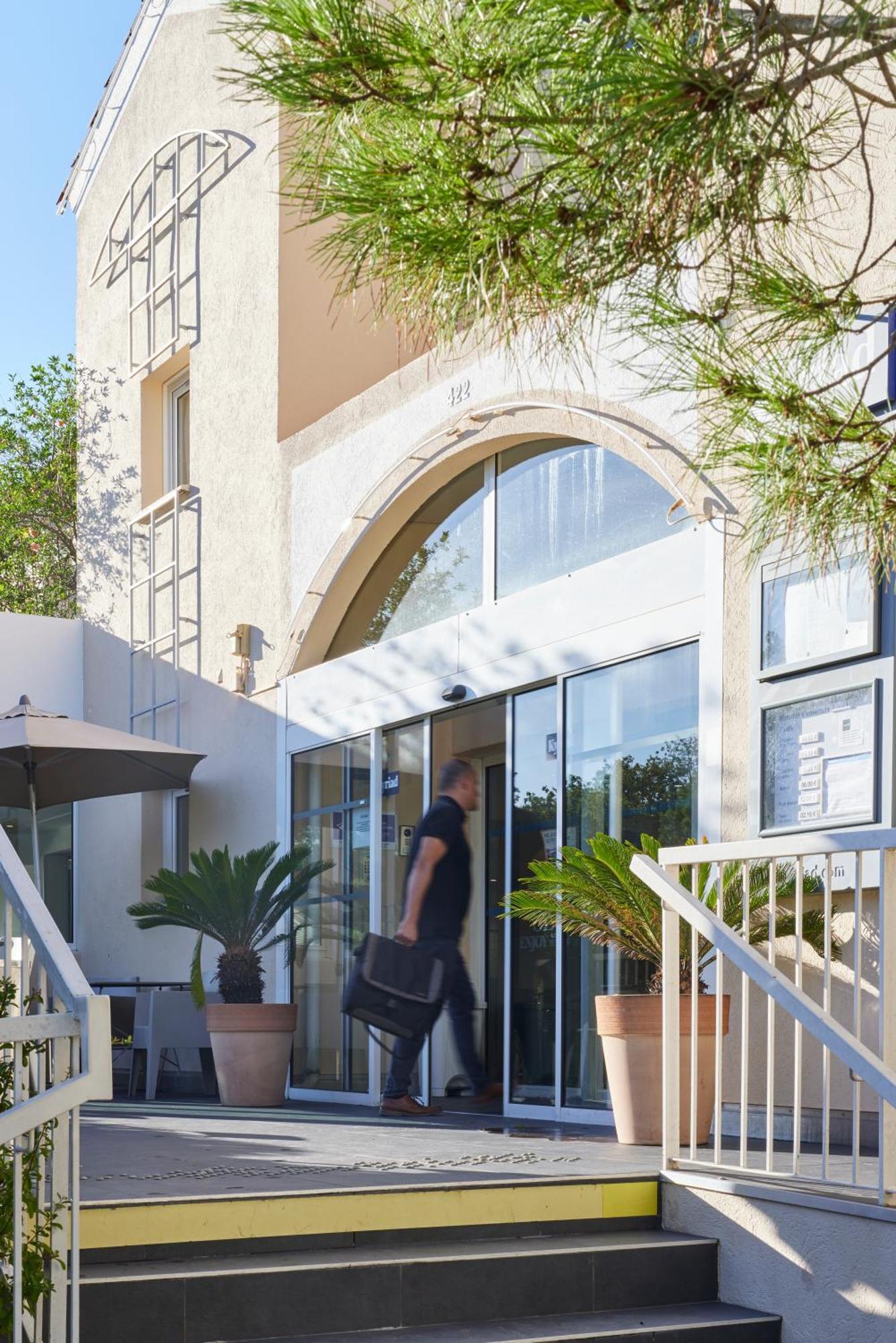 Hotel Restaurant Kyriad Fréjus מראה חיצוני תמונה