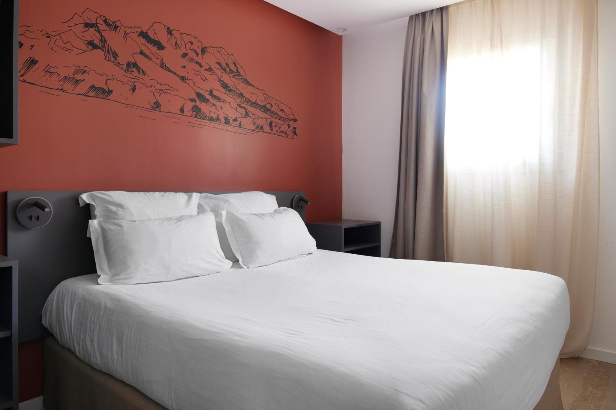 Hotel Restaurant Kyriad Fréjus מראה חיצוני תמונה